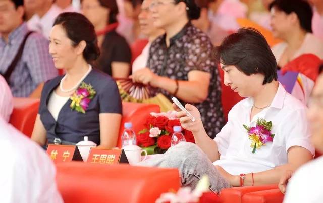 王思聪是干什么赚的那么多钱,王思聪之前做什么挣了20多亿