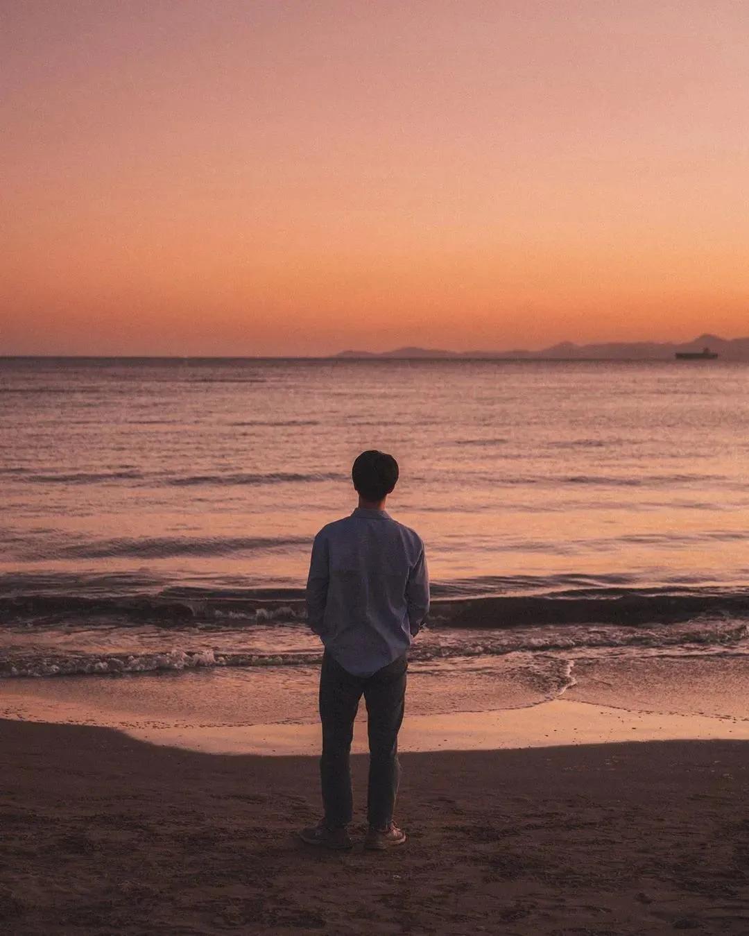 拍照姿势大全男生对镜子超清,男生在花海怎么拍照姿势好看