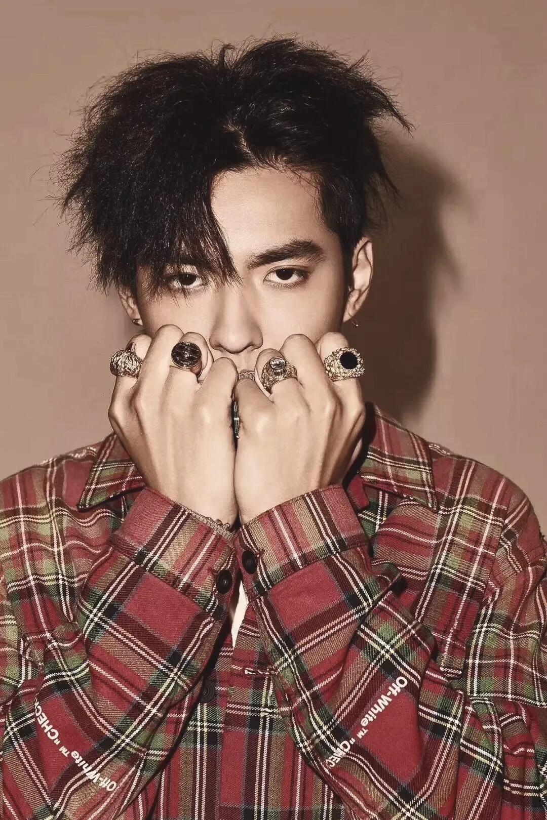 一张渣男锡纸烫的发型,类似渣男锡纸烫的发型