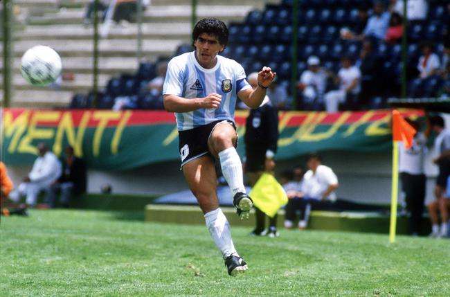 愿天堂也有足球致敬传奇球星,永远的球王邓紫棋