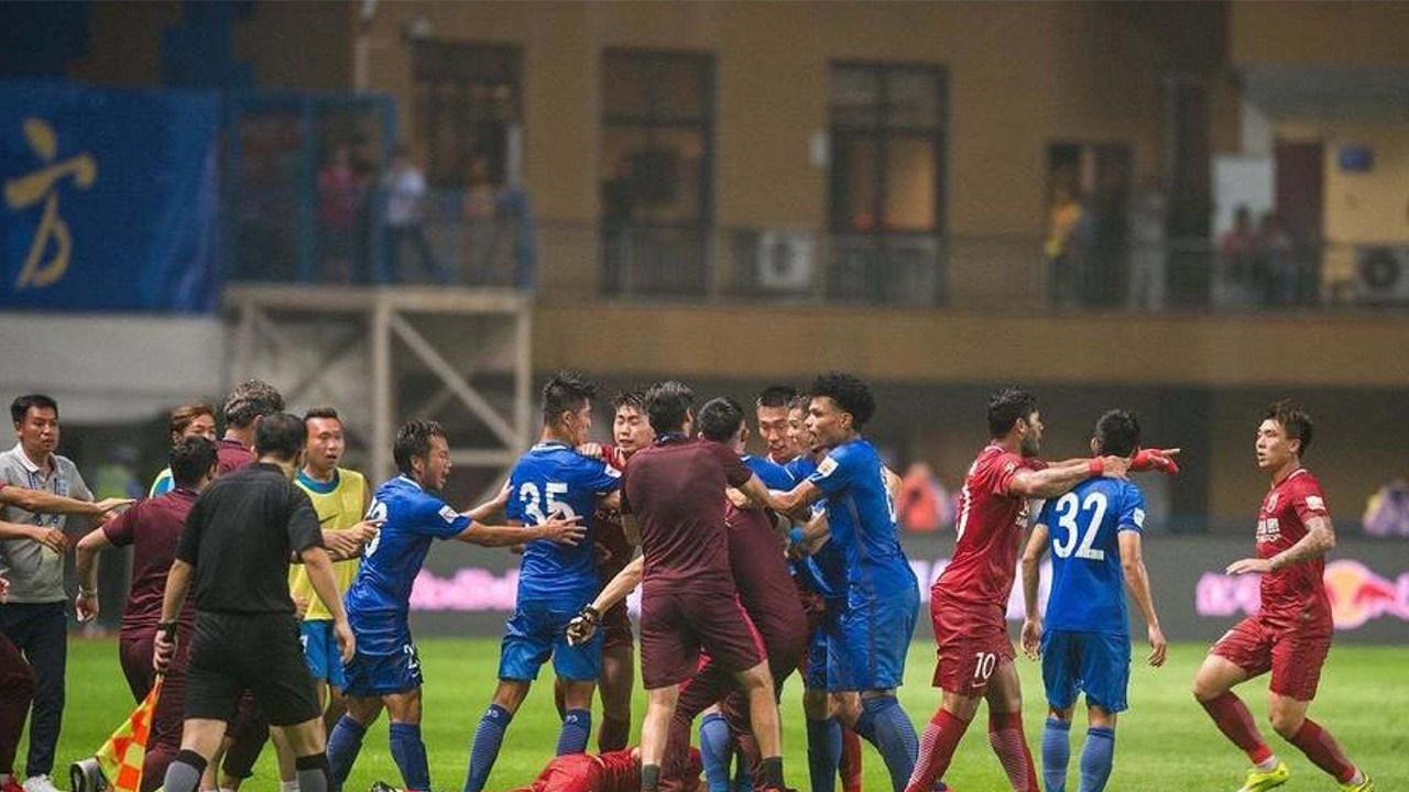 太过分！踢不过就打人！欧冠球迷厉害了，让球队蒙羞还让足协买单