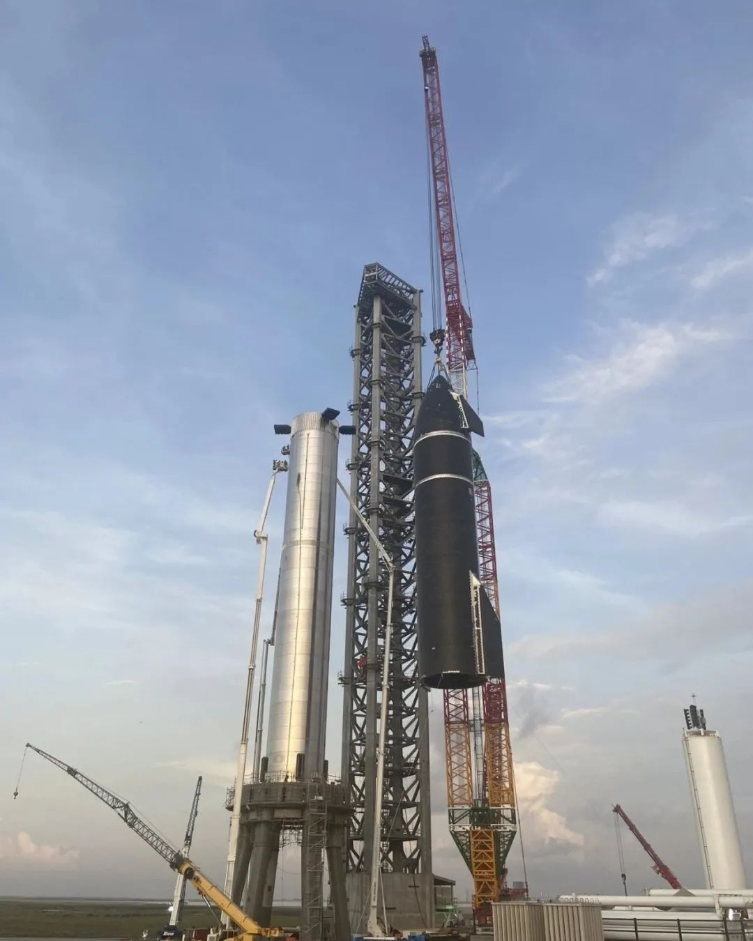 王者吊司出没！人类史上最大火箭吊装