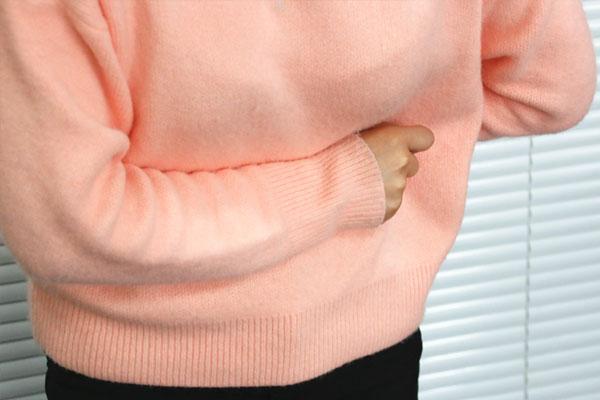 女性来大姨妈时，为何会排出黑色的经血，还有血块一起？