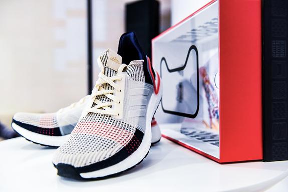 线上线下阿迪达斯,阿迪达斯战略转型