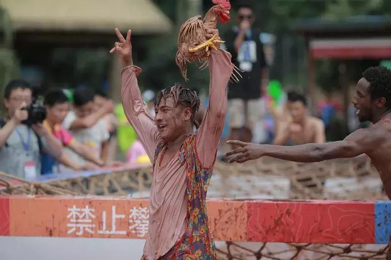 如果有人用水枪来泼我们怎么办呢,如果有人故意用水泼你你该怎么办