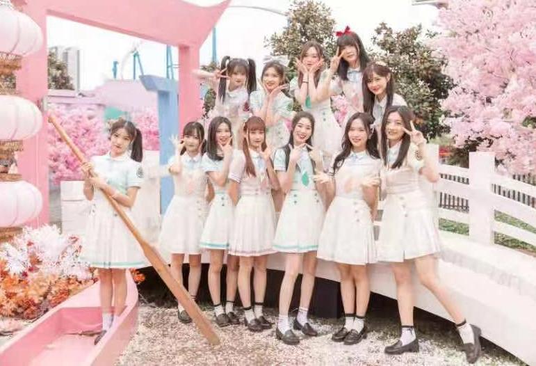 跨次元破圈派对超燃来袭，李艺彤惊喜现身欢乐谷