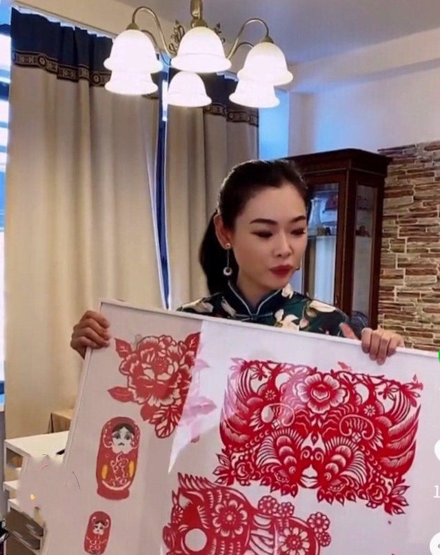 鞍山姑娘成俄罗斯城市“风光代言人”