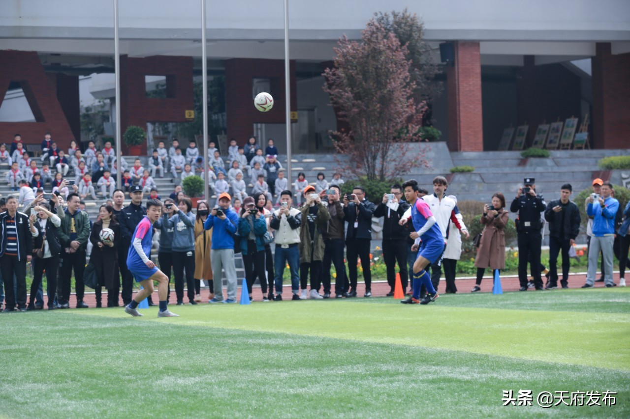 燃爆！巴乔、巴蒂、菲戈等世界足坛传奇齐聚天府新区，重现当年风采