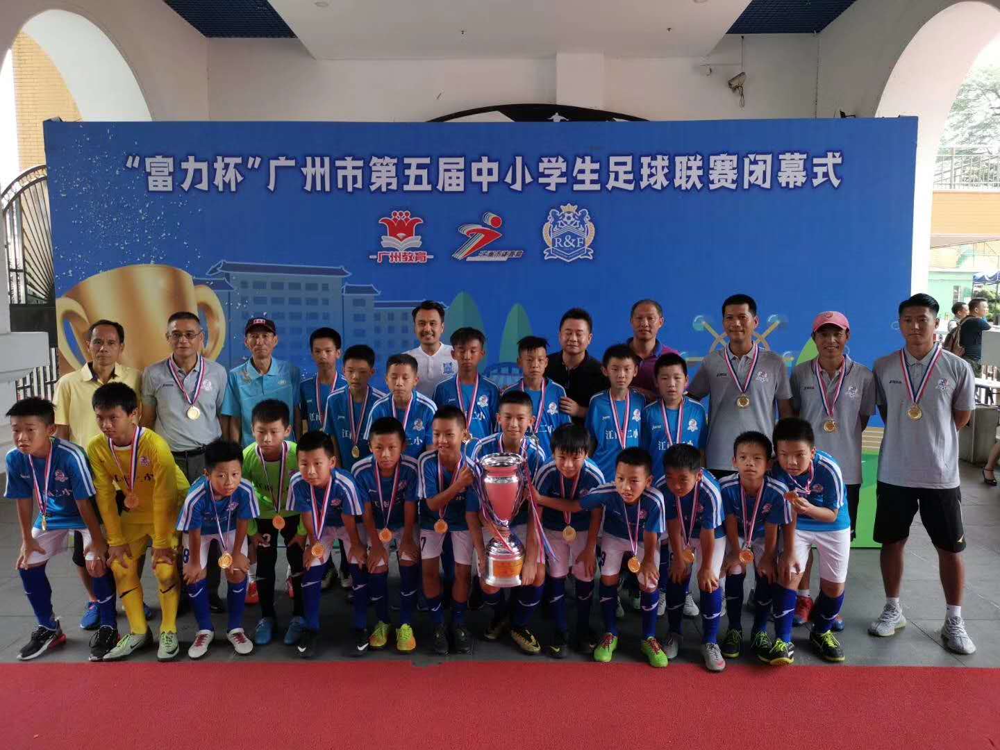 这座城市的小学生联赛很“中超”！专业足球场、近千名观众助威