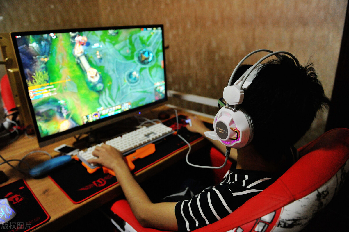 网吧倒闭亏损80万,网吧老板亏了多少