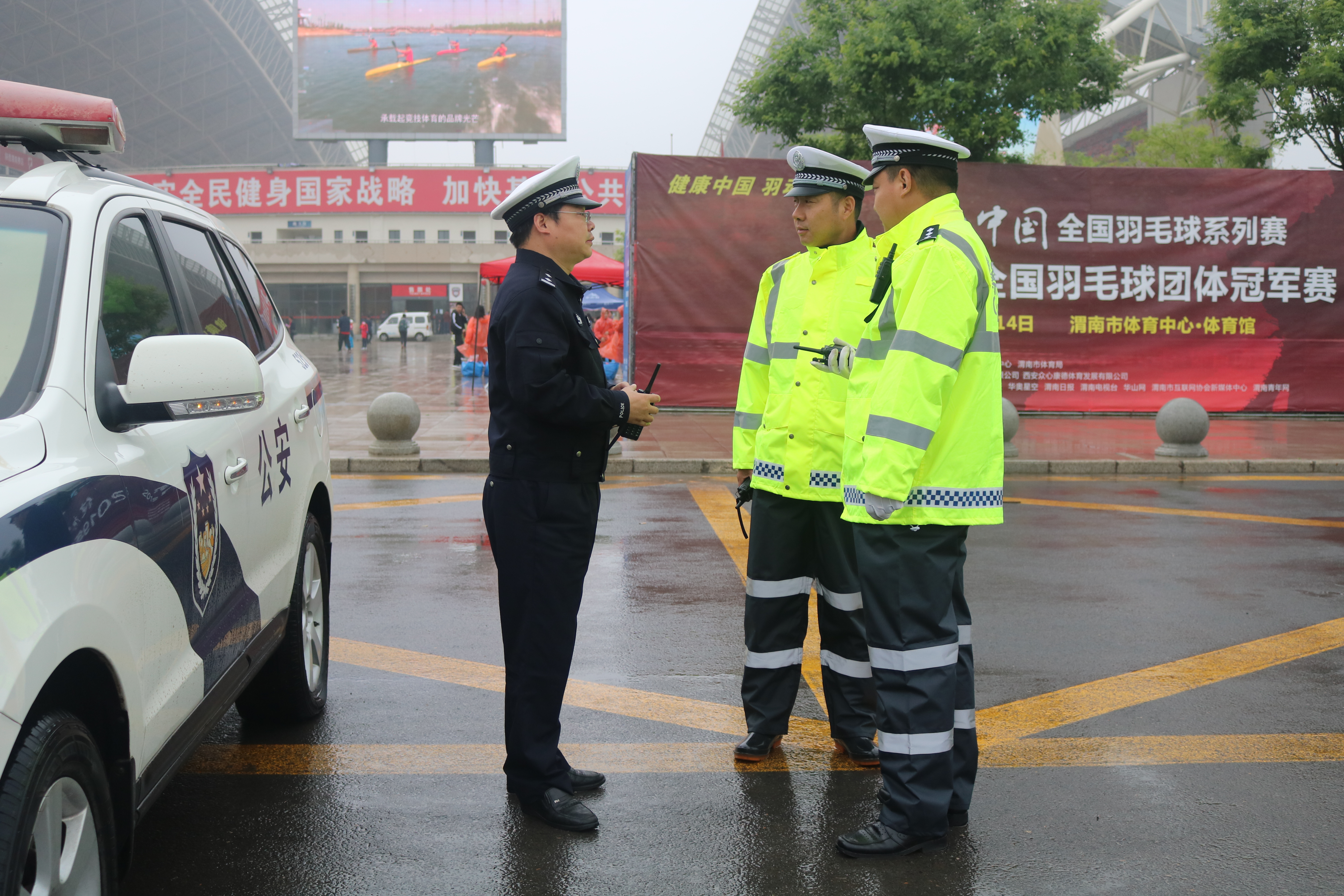 雨中作战，高新交警大队保障足球赛顺利进行