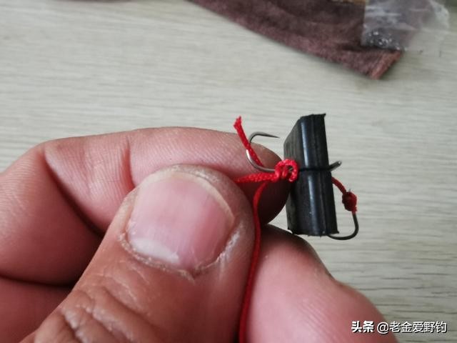怎么用绑钩器绑钩简单又结实,绕线圈自制绑钩器可以绑袖钩