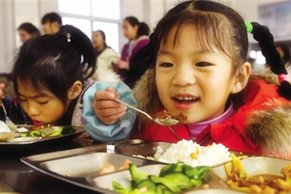 父亲1米7母亲155孩子正常身高多少,父母身高都1米6还能长高吗