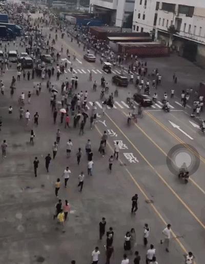 富士康一万工人玩快手，招工一人奖励2500块，有人赚过百万