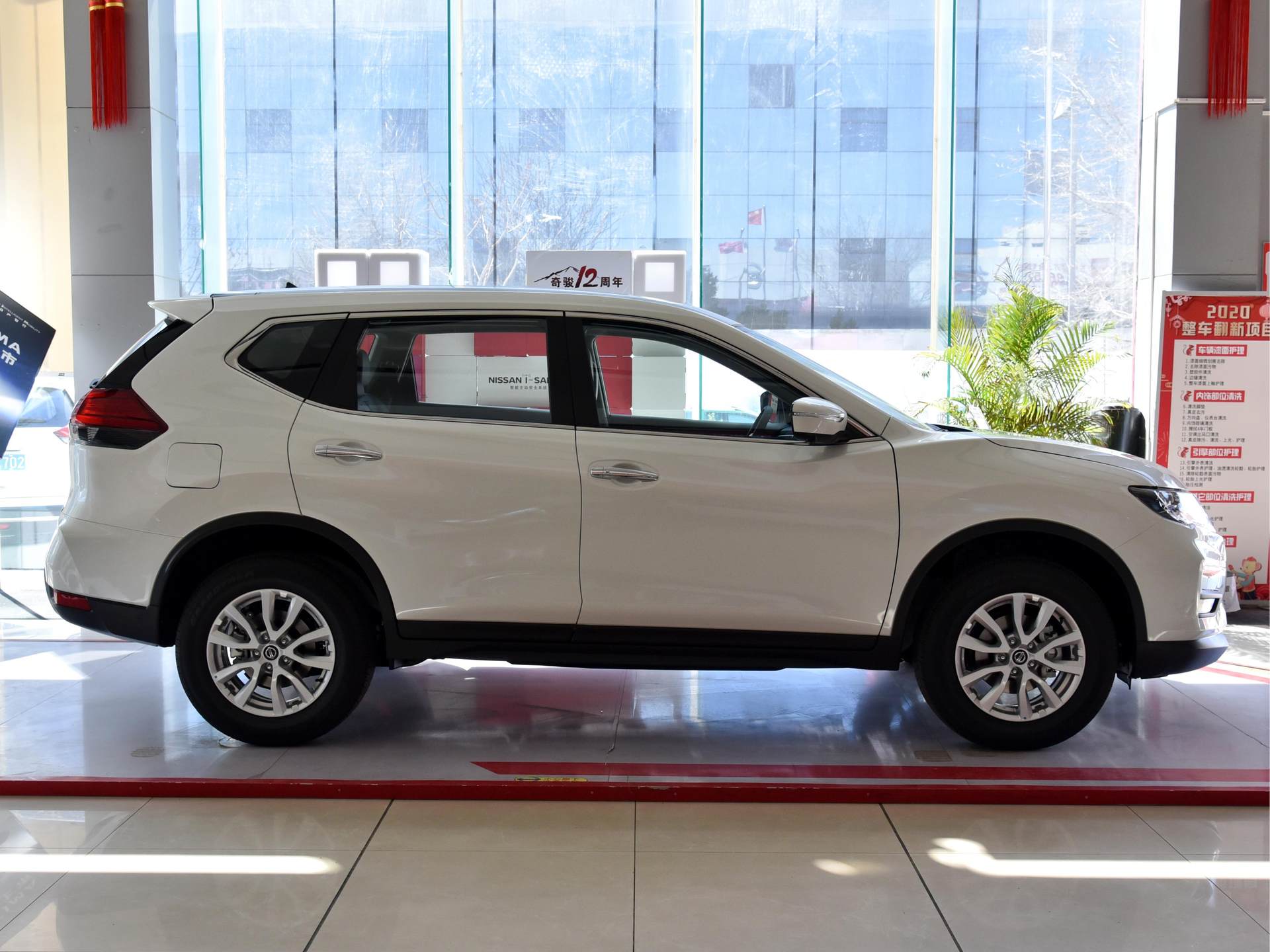 奇骏2019款2.0lcvt时尚版可有天窗,2.5自吸加at的suv奇骏几月上市