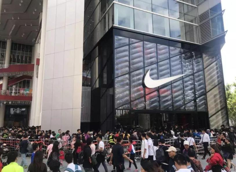 耐克将一副好牌“打稀烂”？降至5折遭疯抢，网友：骨气呢？
