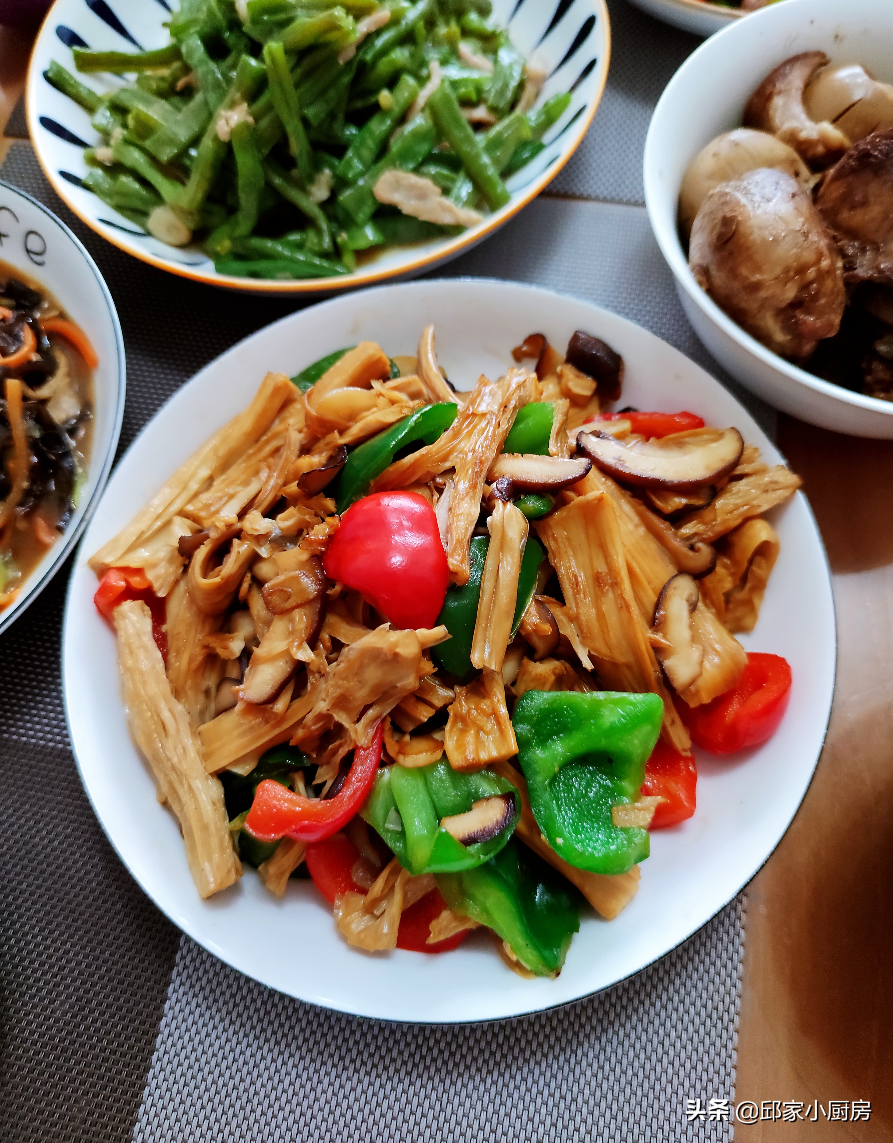 普通家庭晚餐，厨房劳碌一小时，四个家常菜，还有孩子喜欢的冰粉