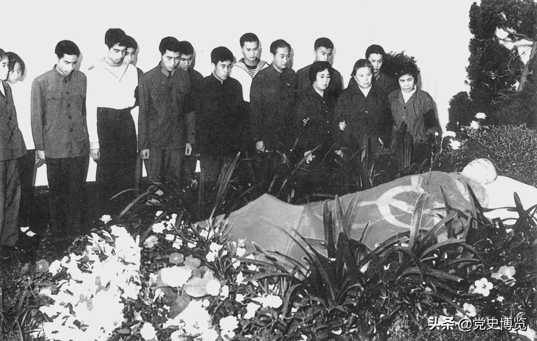 巨星陨落，思念成河：1976年，周恩来、*德朱**、毛*东泽**相继逝世