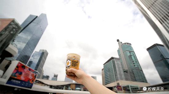 姐妹一夜暴富喝奶茶,富婆喝奶茶