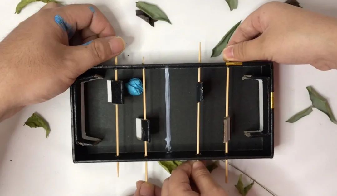 简单的足球小制作,纸盒桌上足球