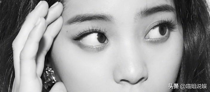 喜欢晒眼睛特写的小花，“苍蝇腿”睫毛触及审美低谷，无法理解