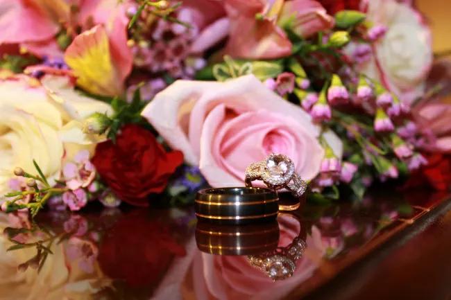 戒指的戴法是男左女右吗,戒指的戴法图解