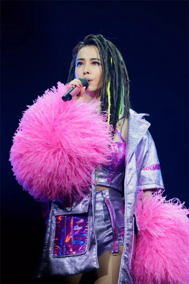 穿条背带就敢出门，侧身时让人倒吸一口气