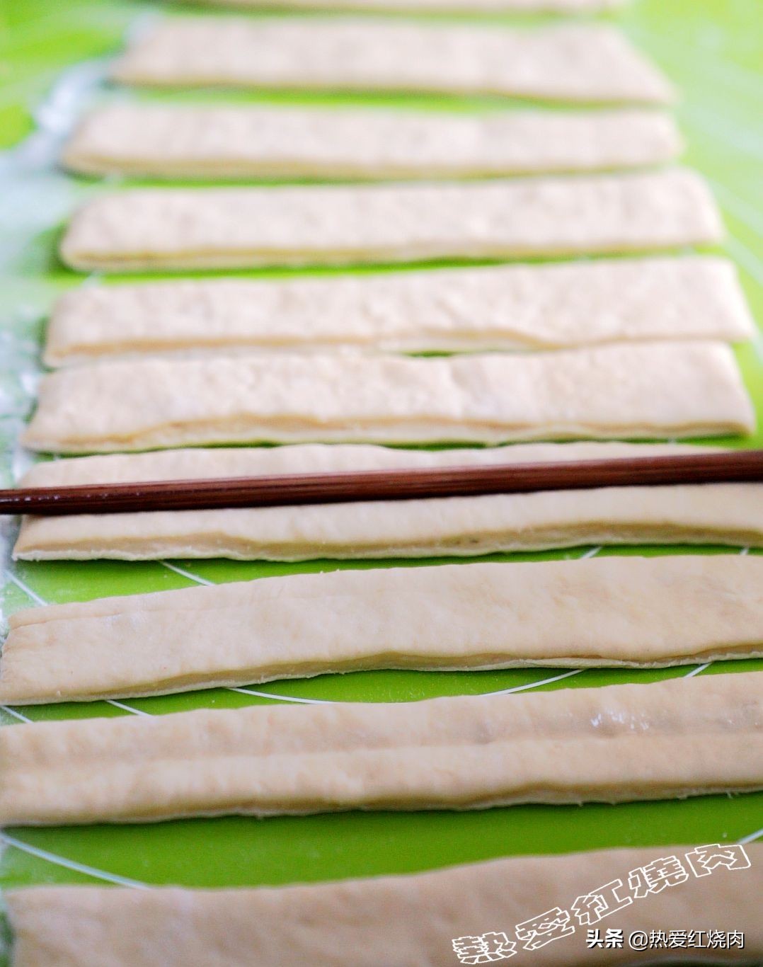 家庭炸油条最简单又好吃的做法,家庭炸油条最简单的做法