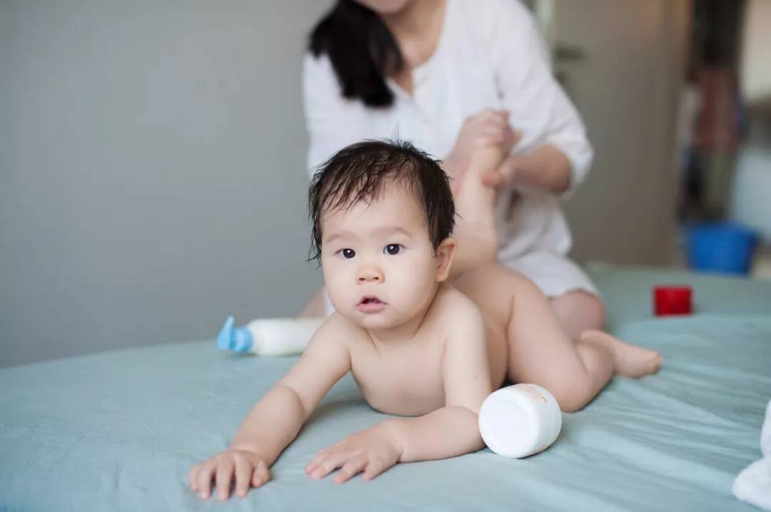 宝宝用哪款油防湿疹,婴儿油治疗湿疹