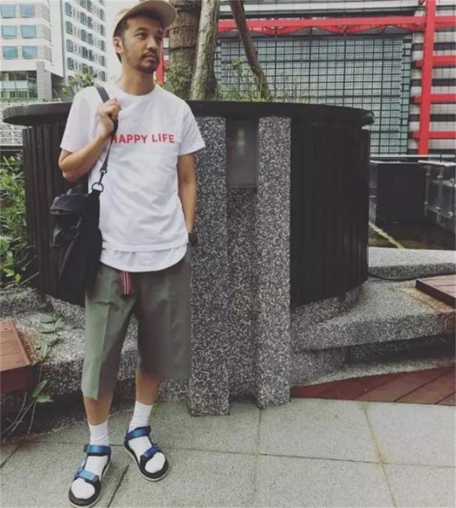 拖鞋才是夏日街头最靓的仔,时代少年团穿拖鞋要不要穿袜子