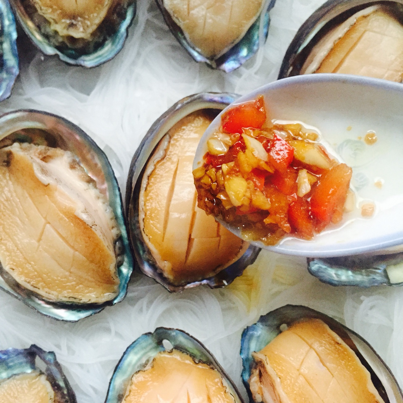 吃鲍鱼蒜蓉一口一个过瘾,蒜蓉粉丝蒸鲍鱼怎么做最简单易学