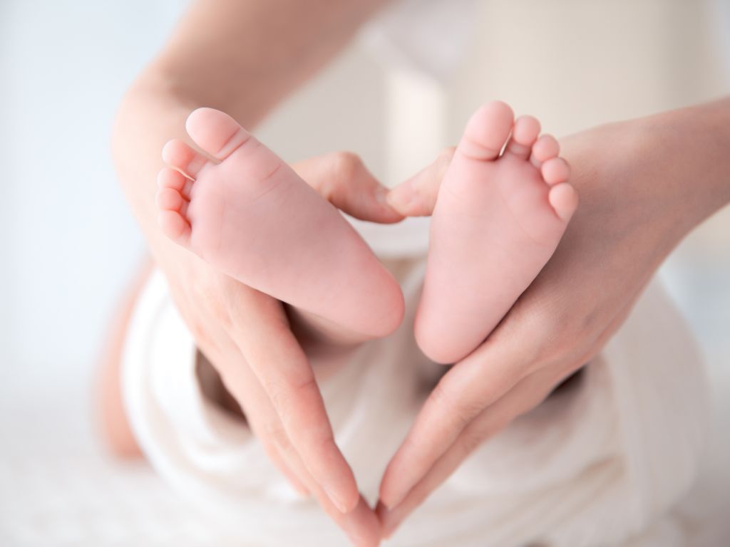 “妈妈，你为什么趴在爸爸身上？”这个妈妈的回答让无数父母点赞