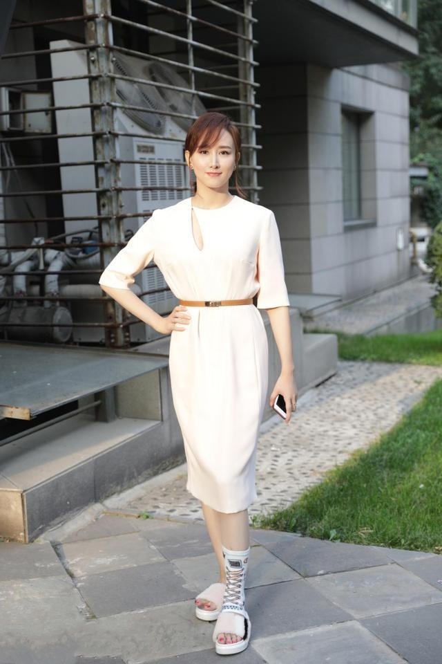 街拍美女穿着小黑裙更显成熟魅力,街拍修身的裙子才能彰显曲线美