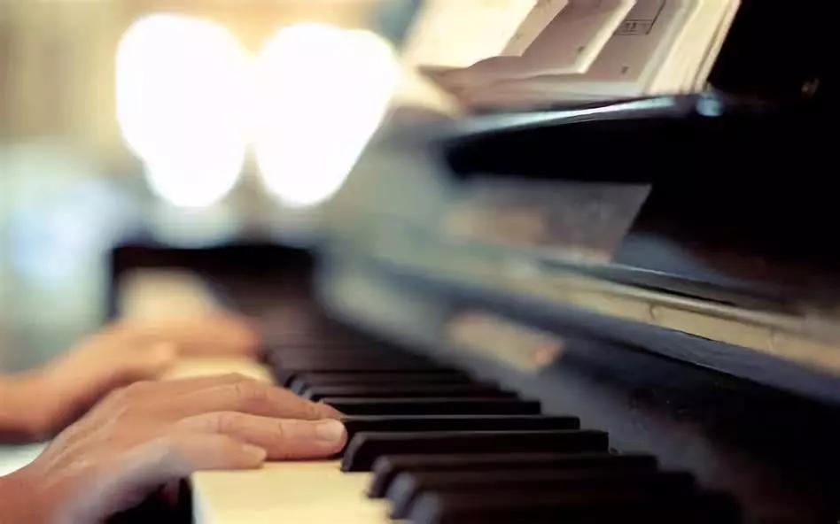 一首触动心灵的绝美钢琴曲,10首震撼心灵的钢琴曲