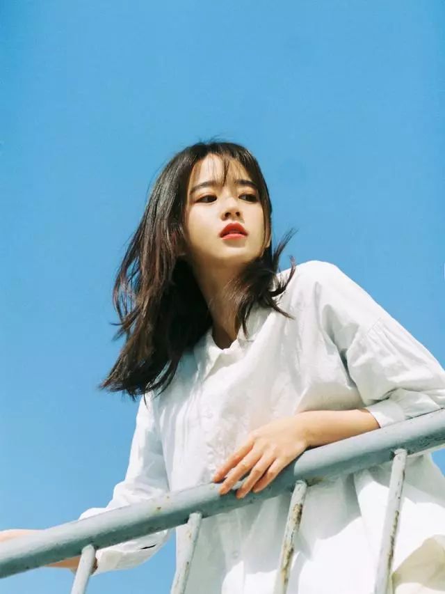 拍人像自己做pose好还是摆拍好,拍照小技巧不会摆pose的看过来