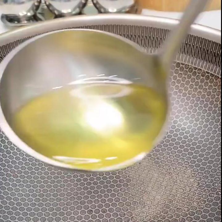 怎么煎鱼不粘锅不掉皮不会碎视频,煎鱼不粘锅不掉皮的小妙招是什么