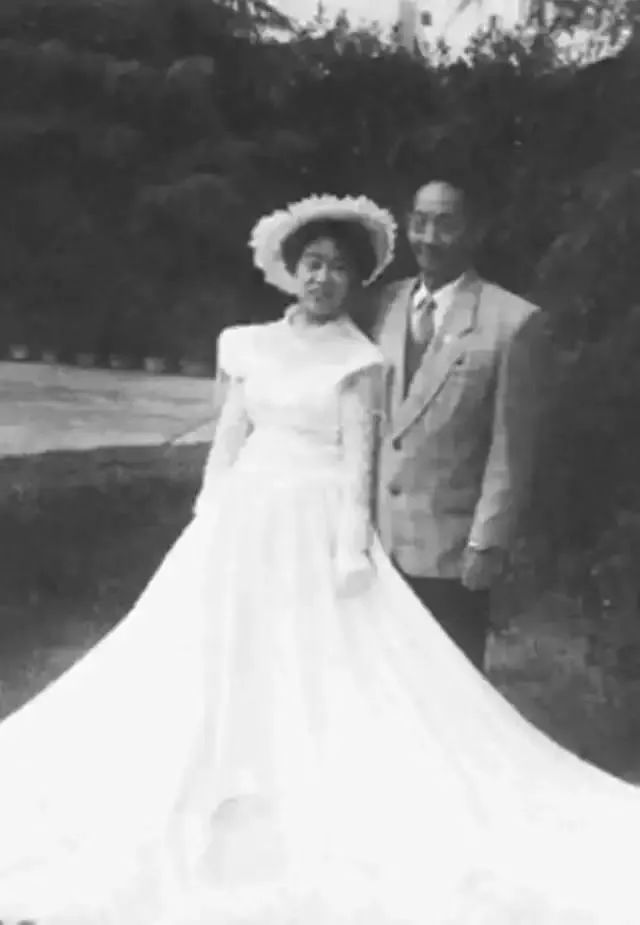 “闪婚”英语怎么说？跟flash闪电有关吗？