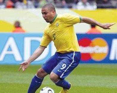 简单实用足球过人技巧,足球实用的中锋过人技巧