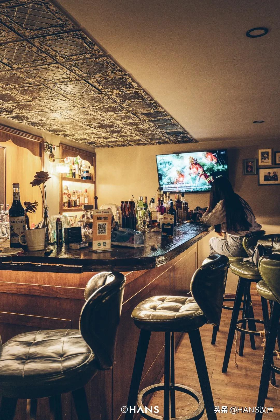 武汉神秘三角地，马路牙子上的通宵派对