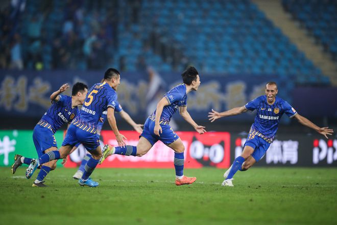 8000万冠军之省的另一面：进球后，省长在地上翻了4个跟头