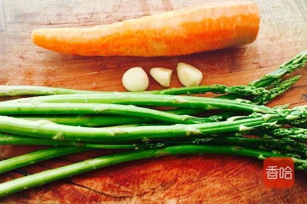 它是“蔬菜之王”，价格虽贵，遇见总要买，清热减肥，春天最鲜嫩