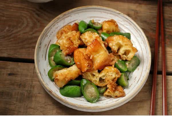 炒油条的家常做法简单又好吃,蓬松脆爽油条