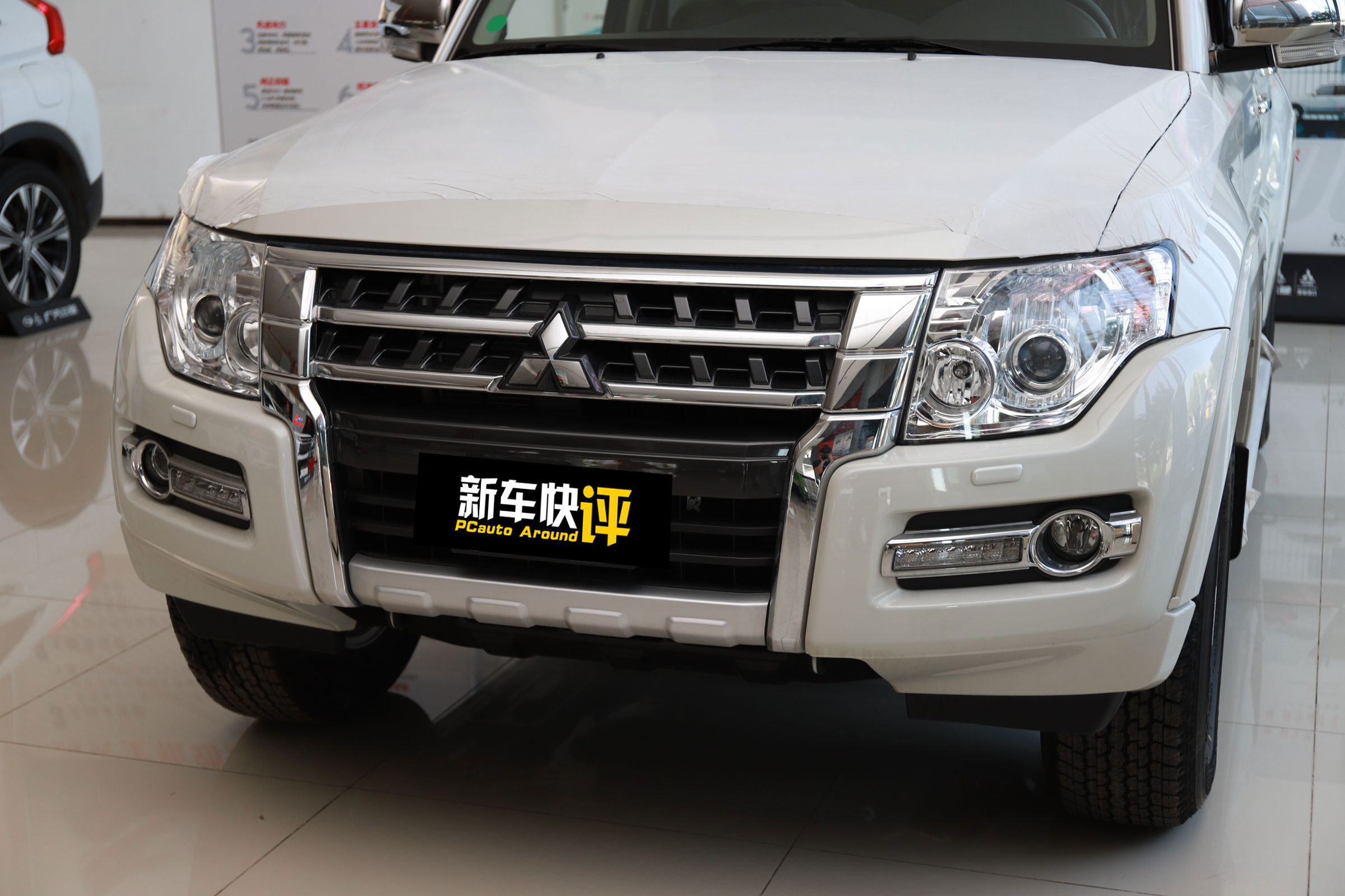 帕杰罗v77与lc100陆巡4500哪个好,2020款三菱进口帕杰罗越野视频