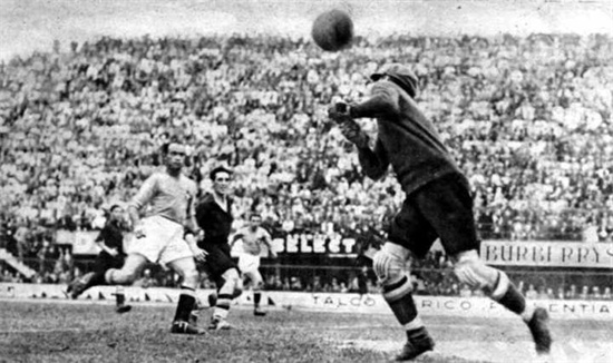 1934年的世界杯，意大利总理下令不夺冠就处死球员，球员拿命踢球
