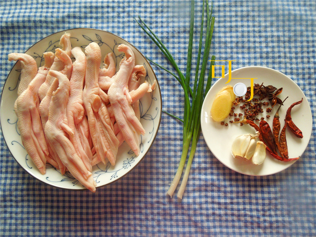 香辣爽口的鸭掌啃上一口停不下来,香辣卤鸭掌的做法