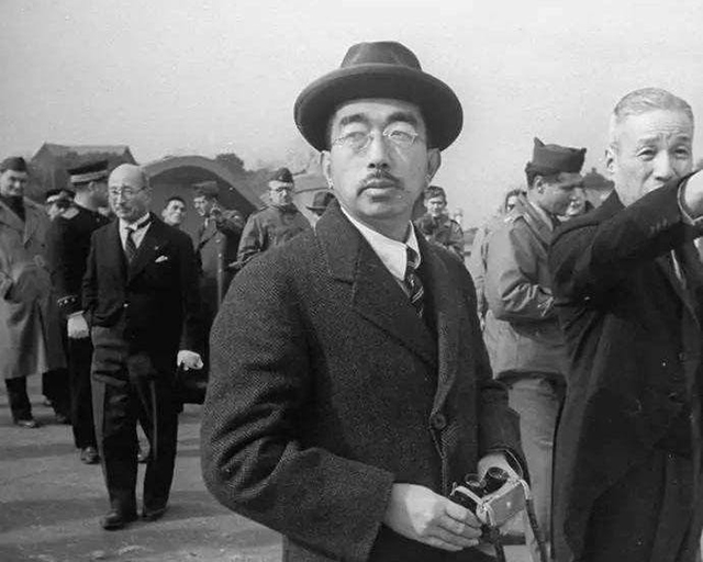 1946年，杂货店老板自称天皇，胁迫裕仁退位，到底谁才是正统