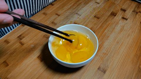 洋葱和鸡蛋怎么炒好吃加什么调料,洋葱炒鸡蛋百吃不厌味道好极了