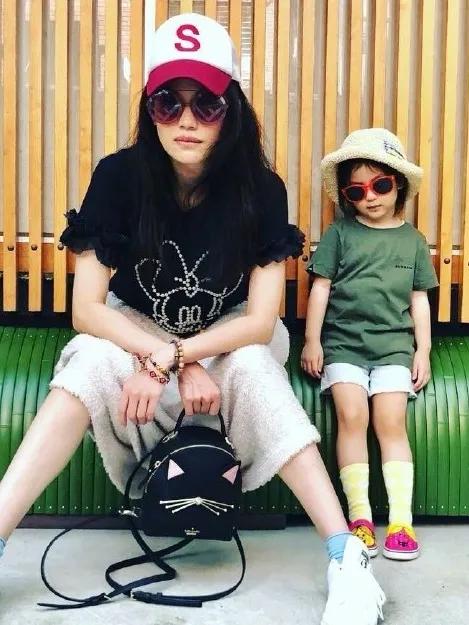 舒淇晒两人合照为丈夫庆生,舒淇与老公十指紧扣甜蜜恩爱