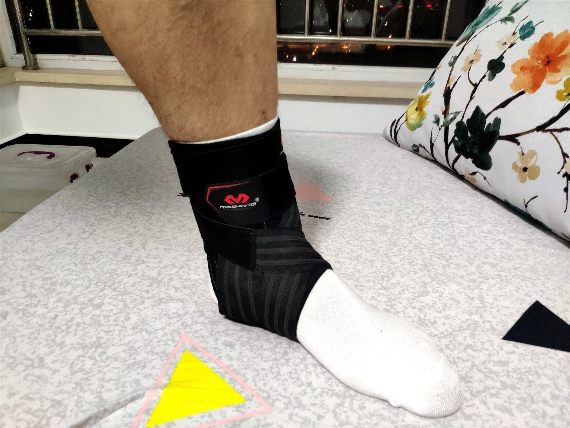 迈克达威护踝可以打球吗,打篮球崴脚后容易崴脚