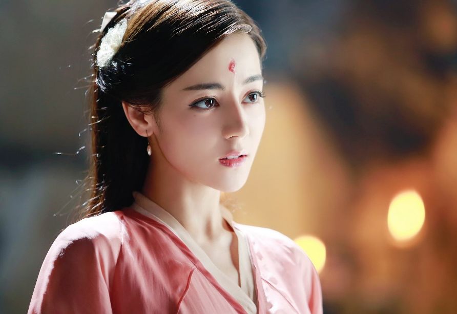 除了《创造营2019》，迪丽热巴还有一部新综艺来袭，搭档是张艺兴